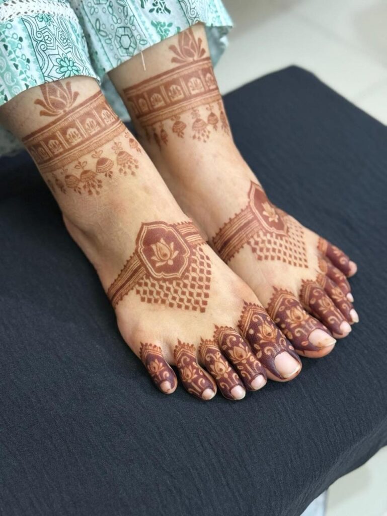 MEHNDI ARTIST IN MATHURA BOK JUST 2 Clicks 