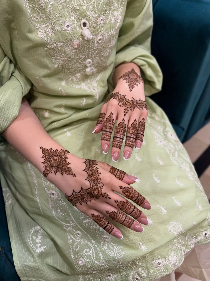 best mehndi artist in etah 